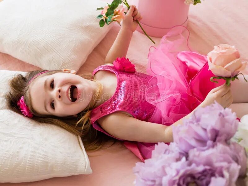 Девушки молоденькие с юношей. Молодым девочкам вставляют. Взрослый мужчина и девочка. Мальчик и девочка вместе. Маленькая девочка с самотыком.