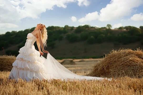 Если долго смотреть на девушку можно увидеть как выходит. С кем то строишь отношения а за кого-то. Женщина хочет замуж. Можно увидеть как она выходит замуж. Можно увидеть как девушка выходит замуж.