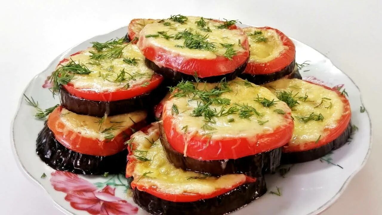 Баклажаны в духовке с помидорами и сыром и чесноком в духовке. Баклажаны запеченные в духовке с помидорами и сыром и чесноком. Баклажаны в духовке с помидорами и сыром и чесноком. Баклажаны запеченные в духовке с помидорами. Баклажаны помидоры чеснок рецепт духовка