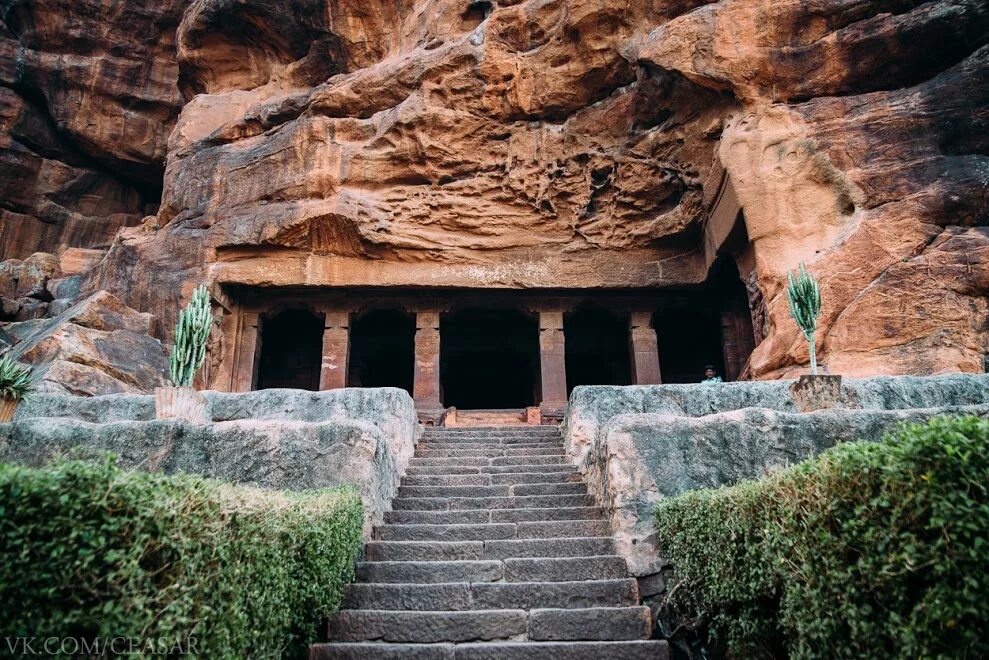 Карнатака бадами пещерные храмы. Храм бадами. Пещерные храмы удаягири. Форт бадами бадами. Форт бадами бадами.