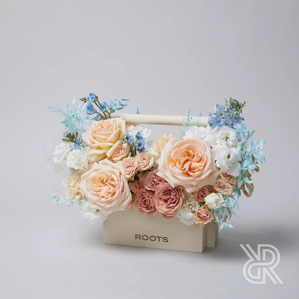 Цветы в капсулах розы. Roots store цветы. Рут флауэрс. Roots flowers москва. Букет с дельфиниумом и кустовой розой.