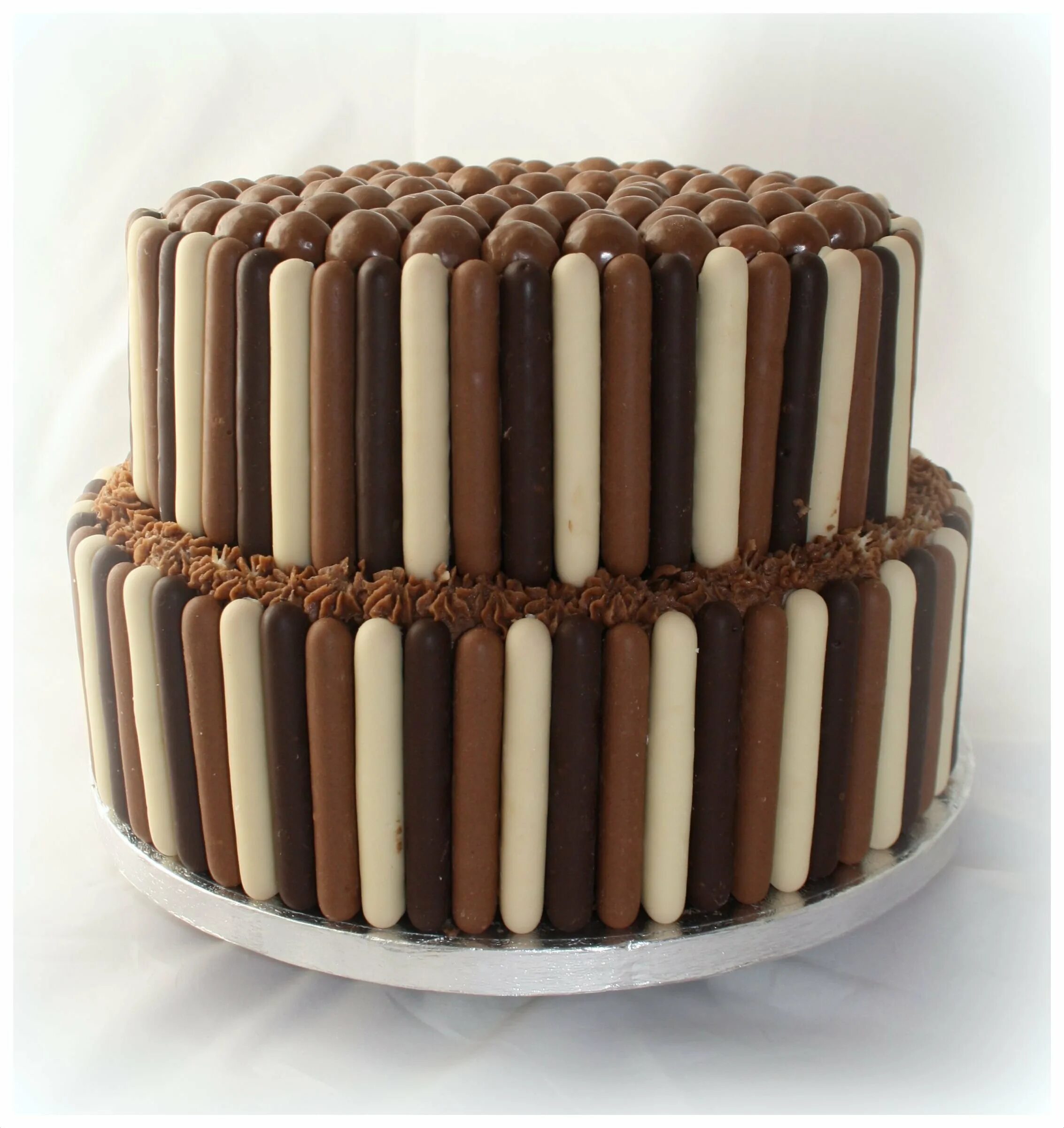 Украсить бока торта. Шоколадные палочки для украшения торта. Украшение торта трубочками. Украшение торта вафельными трубочками. Торт из трубочек