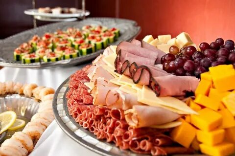 Стол с закусками фото