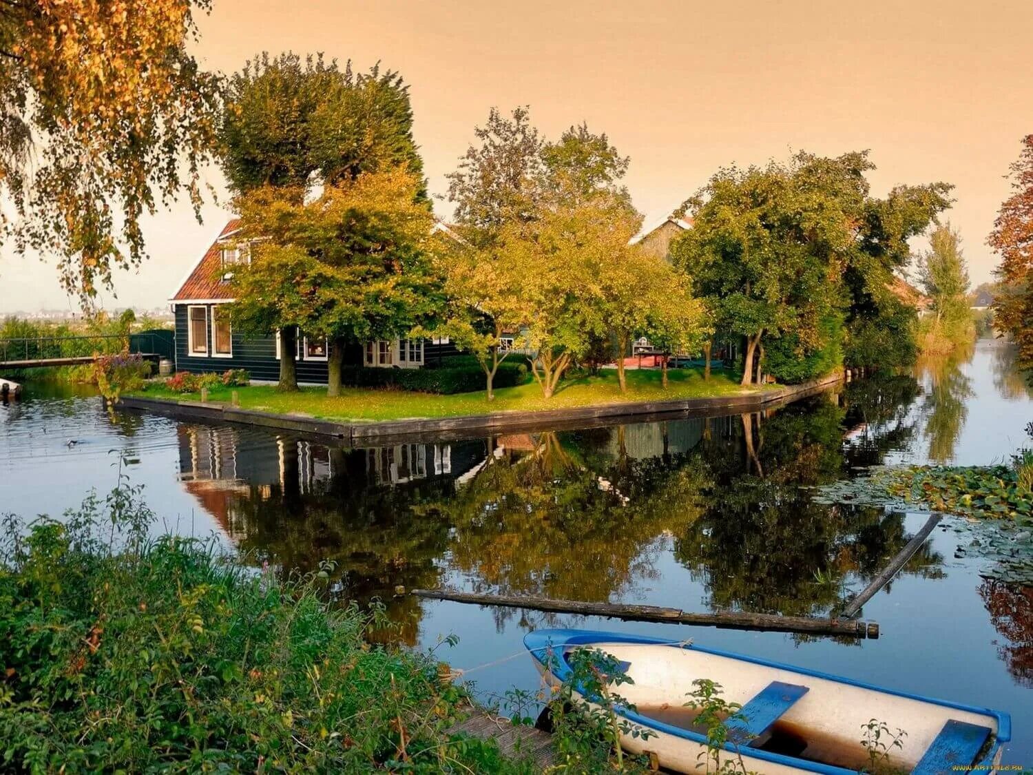Озера рядом с деревнями. Гитхорн Нидерланды. Домик у реки в Йёльстере. Норвегия. Ривер Хаус река.