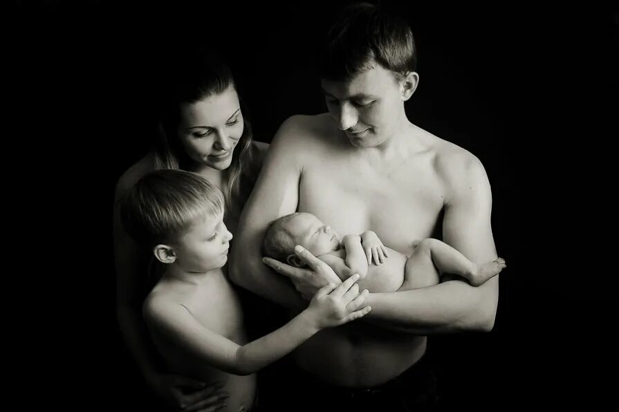 Семейное н ю. Обнаженность в семье. Фотосессия голой семьи. Смешные семейные фотосессии. Голые детки на природе.