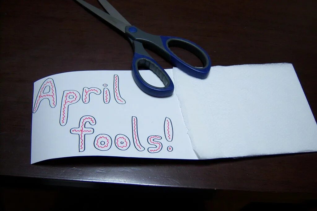 Какие шутки можно сделать на 1 апреля. Приколы из бумаги на 1 апреля. Бумажные шутки на 1 апреля бумажные. Прикольные подарки на 1 апреля. Туалетная бумага на розыгрыш.