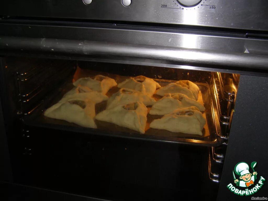 Треугольники в духовке. Пирожки в духовом шкафу. Огонь в духовке при 180 градусах. Пирог домашние в духовке.