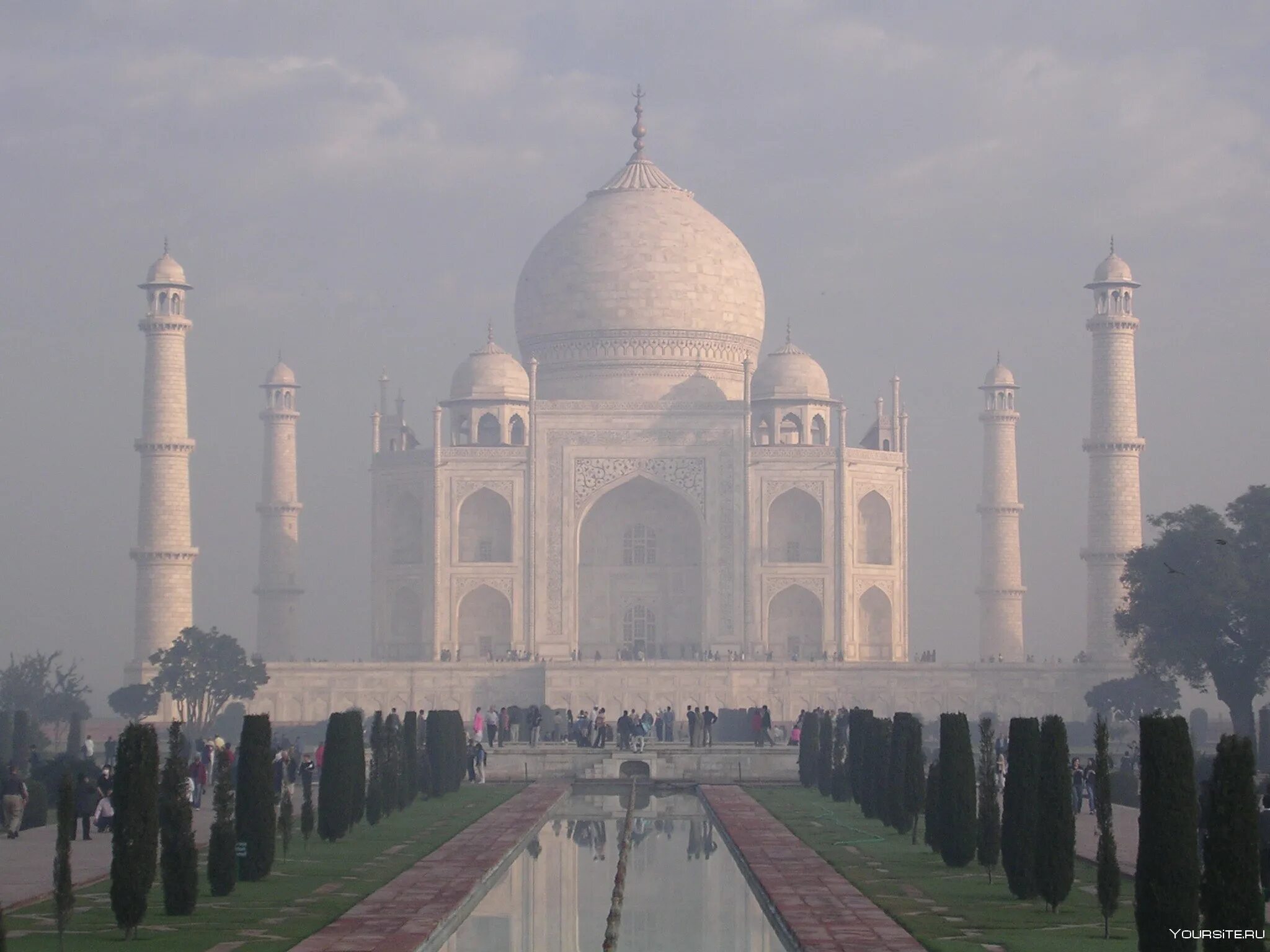 Тадж махал минареты. Тадж махал агра индия. Композиционный центр мавзолея тадж махал 5. Тадж махал внутри гробницы. Архитектор мавзолея тадж махал.