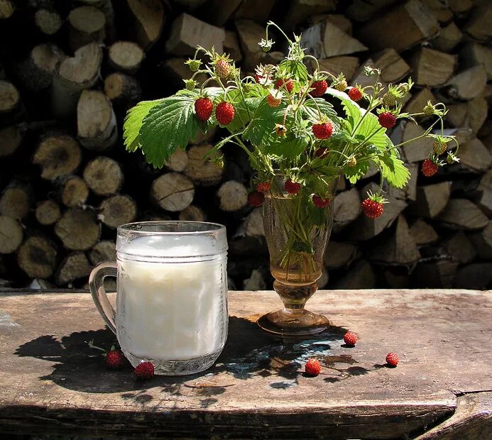Клубника с молоком. Деревенский завтрак. Земляника с молоком. Клубника росинка. Кувшин деревенский.
