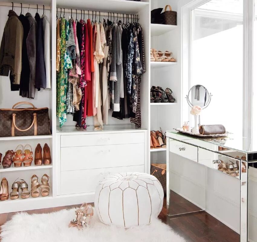 как организовать пространство над шкафом. маленький гардероб. маленькие гардеробные комнаты. интерьер гардеробной. маленькая гардеробная.