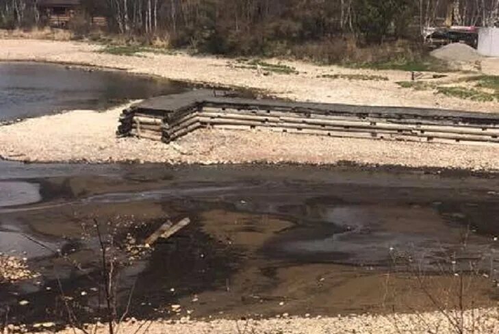 Сброс воды сурское. Иркутское водохранилище обмелело. Обмелевшее Иркутское водохранилище. Обмеление Каховского водохранилища. Припятское водохранилище мелеет.