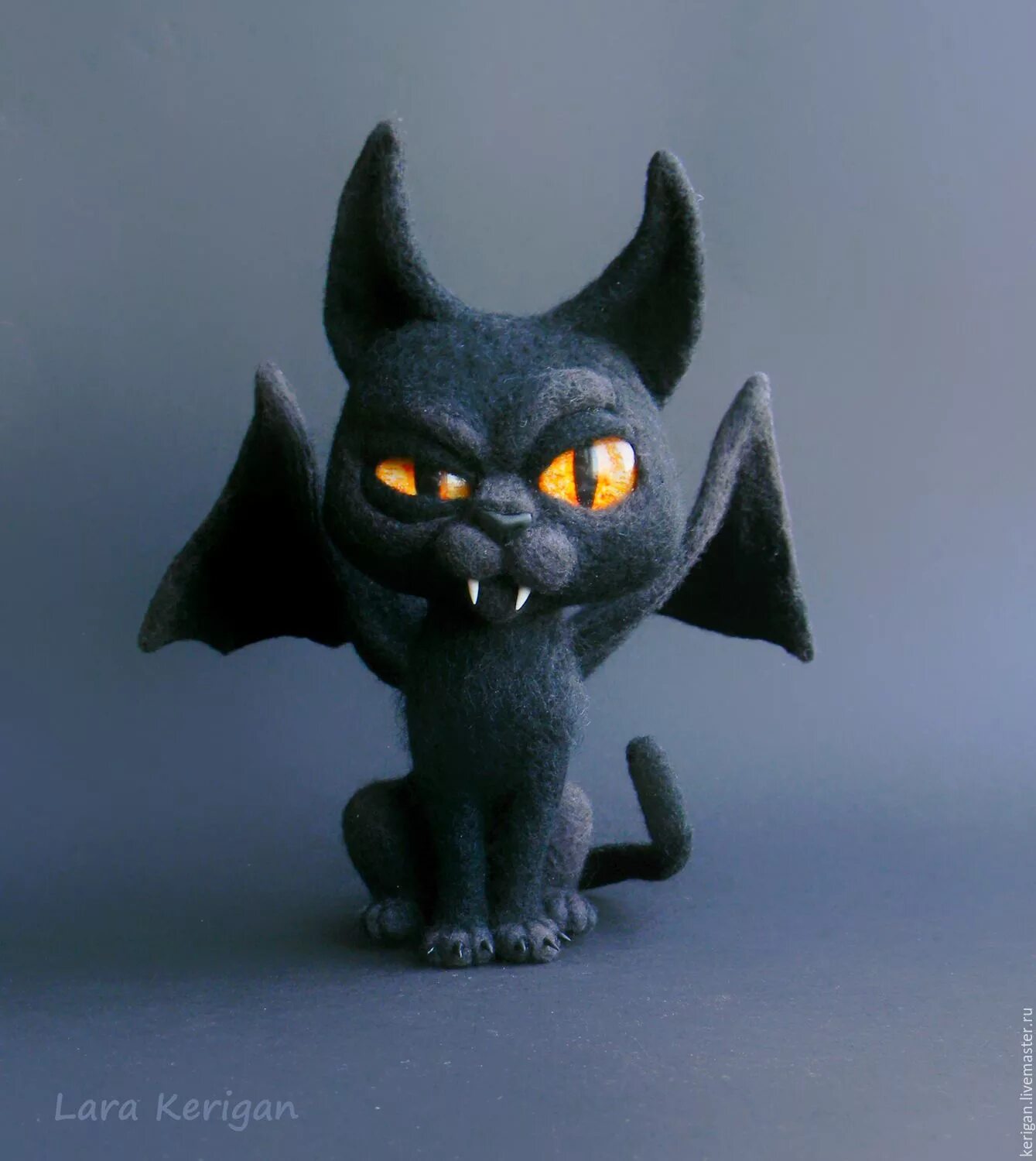 Летучая кошка. Кошка с летучей мышью. Черный кот с крыльями. Кот с крыльями летучей мыши. Кот летучая мышь рисунок.