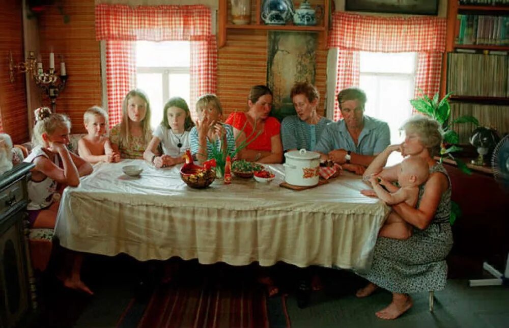 Деревенская семья. Большая семья. Деревенское застолье. Традиционная русская семья.