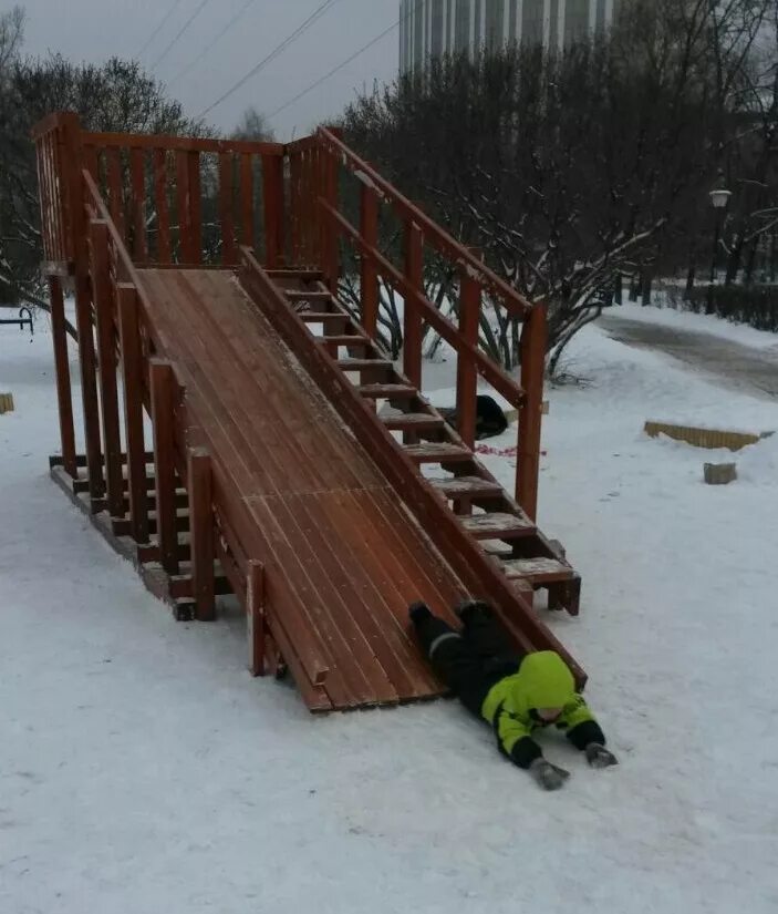 Откат на горке. Парк Горького Гайва деревянная горка. Деревянные горки большие. Деревянные горки уличные. Большая деревянная горка.