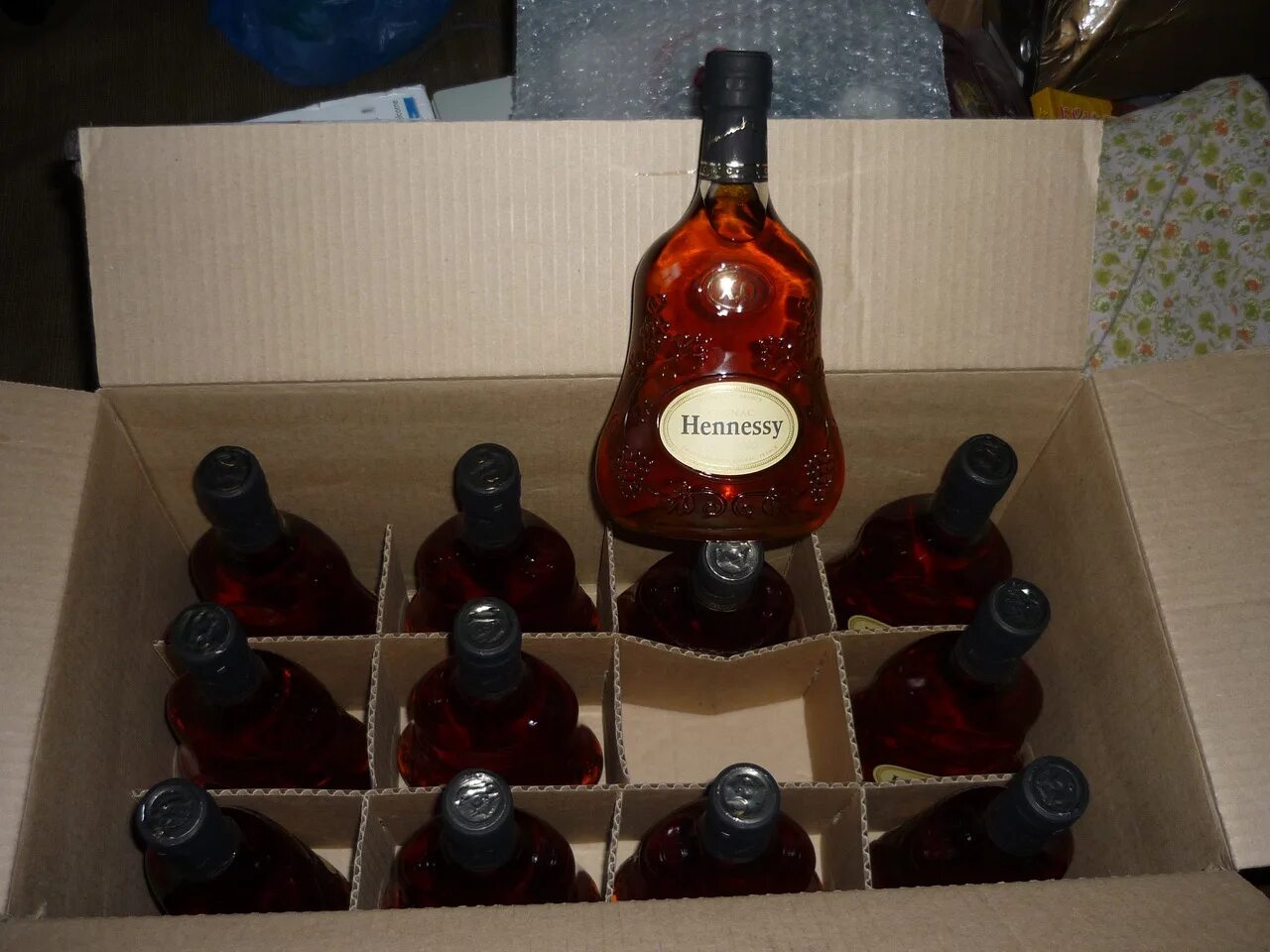 Сколько коньяка в ящике. Hennessy XO ящик. Коньяк в коробке. Коробка для коньяка. Бутылка коньяка на столе