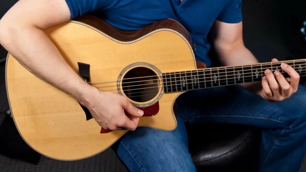 Урок гитары 2. Руки гитариста. Акустическая гитара в руках. Классический гитарист. Рука гитариста с гитарой.