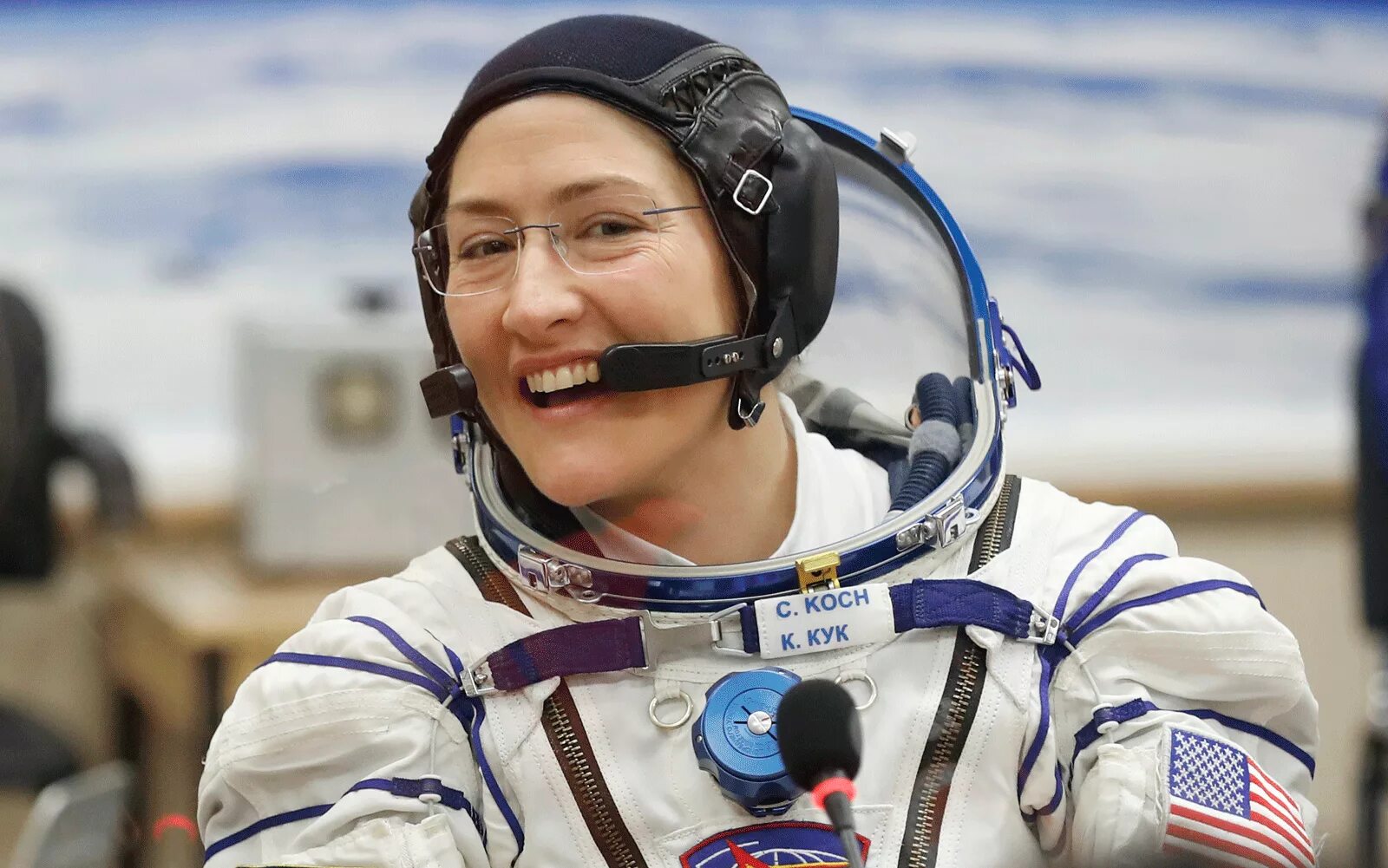 Кто стал самым молодым астронавтом. Женщина космос. Хайнлайн астронавт джонс. Американские астронавты бодряки. Саманта кристофоретти космонавт.