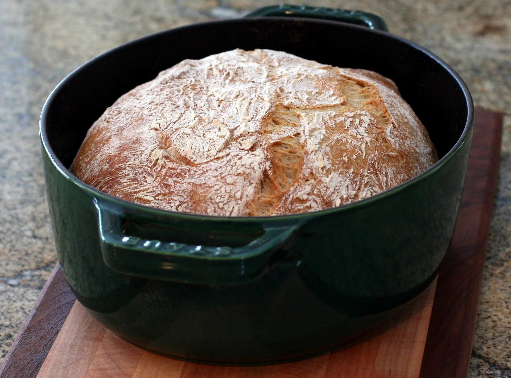 Рецепт хлеба в форме в духовке. Хлеб в кастрюле. Хлеб без замеса в духовке. Домашний хлеб в духовке. Кастрюля для выпечки хлеба в духовке.