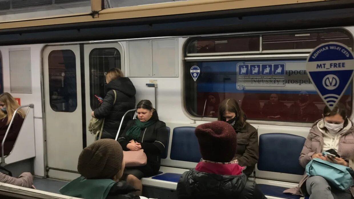 Почему в метро списывается 1. Голос петербургского метро. питер метро голос. вандал в питерском метро. свастики в питерском метро.