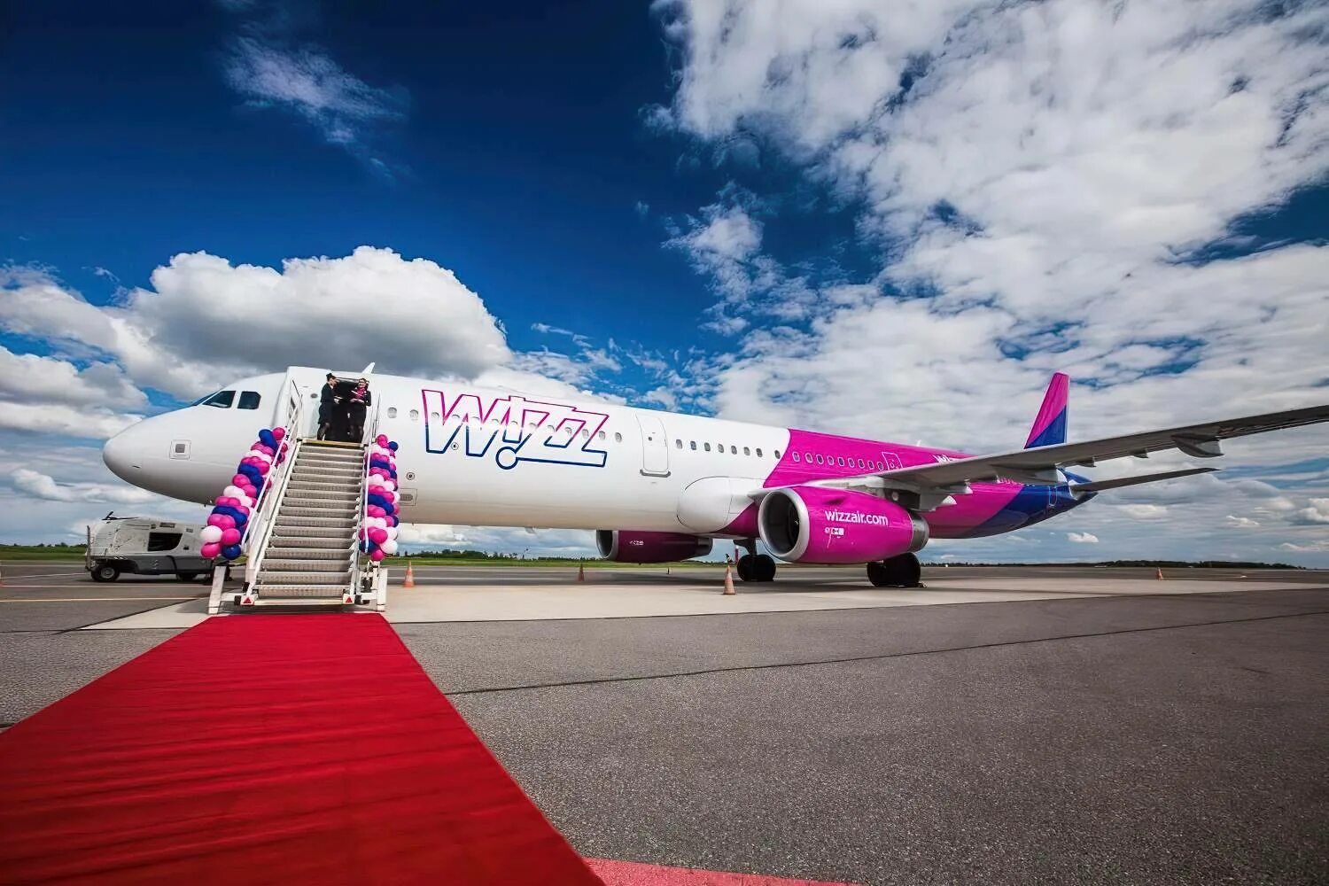 Wizz Air авиакомпания самолет. Венгерская авиакомпания Wizzair. Wizz Air самолеты компании. Wizz Air Авиапарк. Авиакомпания wizzair