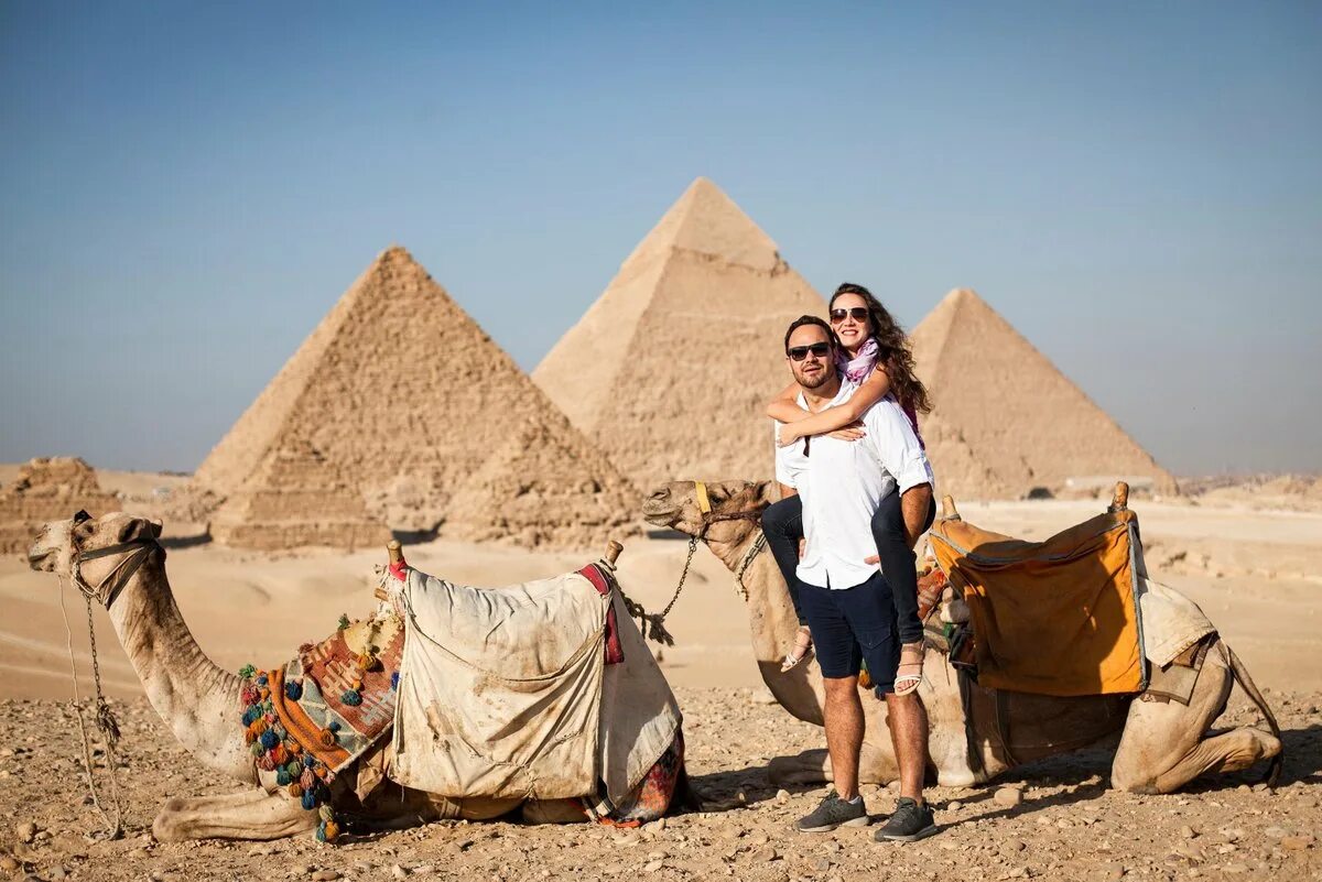 Каир вылеты. Каир Египет пирамиды. Египет шармаль Шейх пирамиды. Египет пирамид туристи. Пирамиды Египта Кайро.