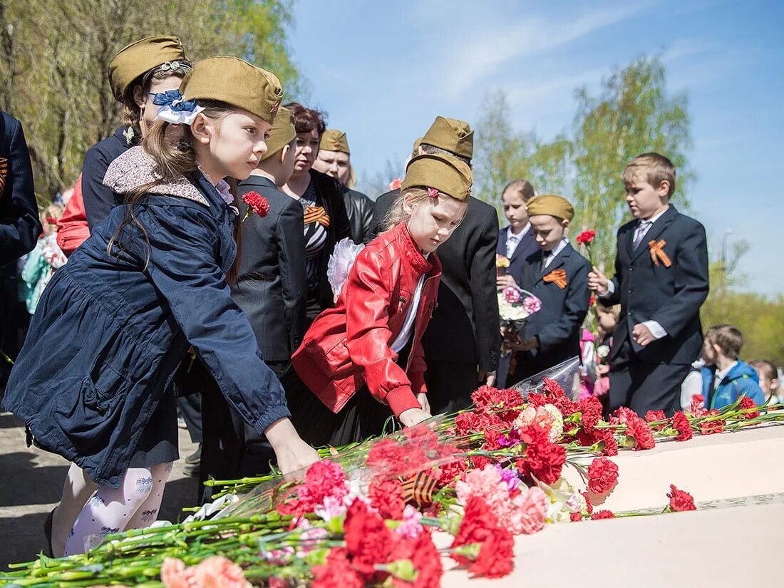 Памятное возложение цветов. Возложение цветов к памятнику вов. возложение цветов к памятнику погибшим в великой отечественной. возложение цветов к вечному огню.