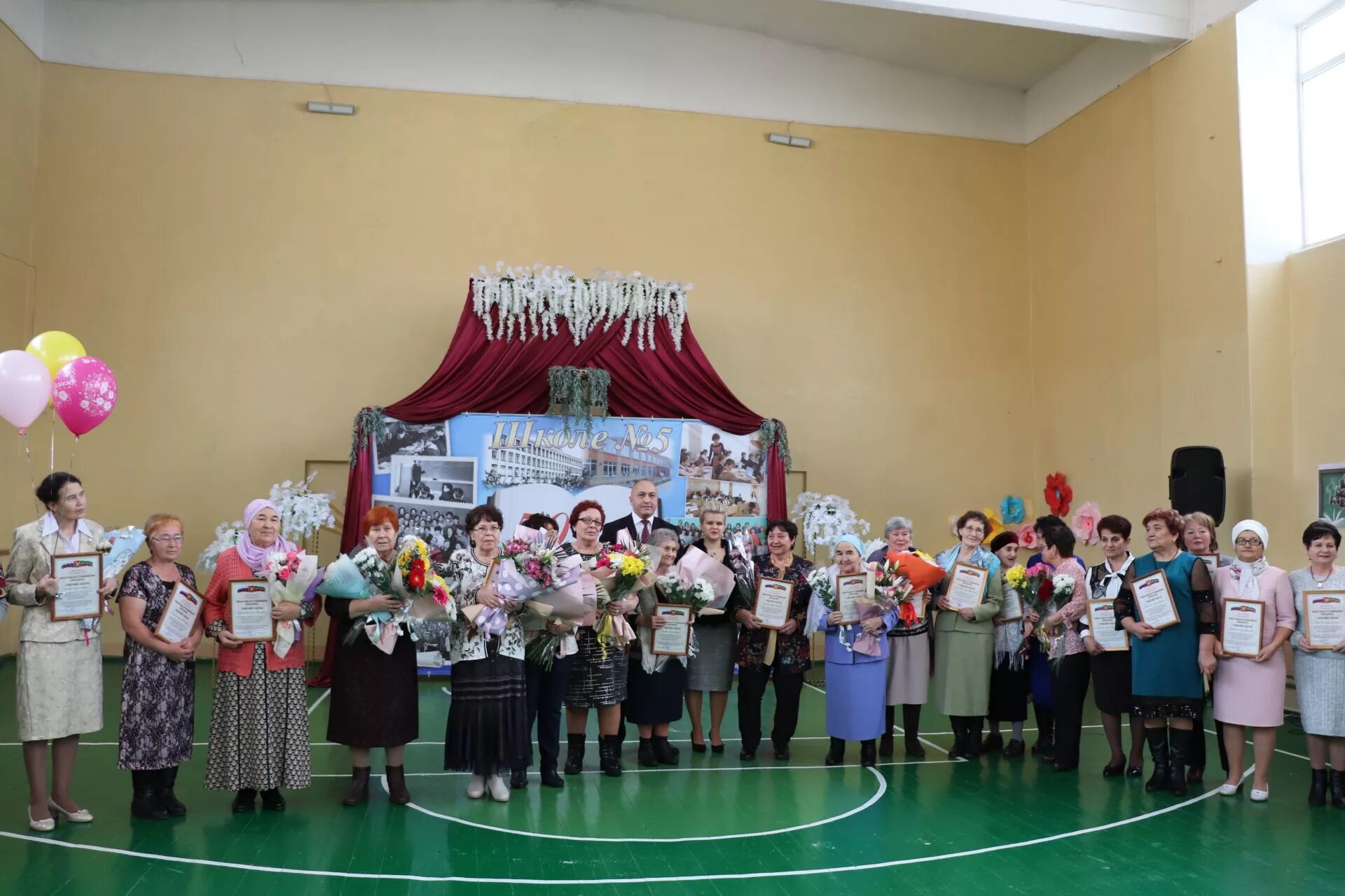 1 школа азнакаево учителя. 5 школа города азнакаево. Г азнакаево школа. Азнакаево. Г азнакаево школа.