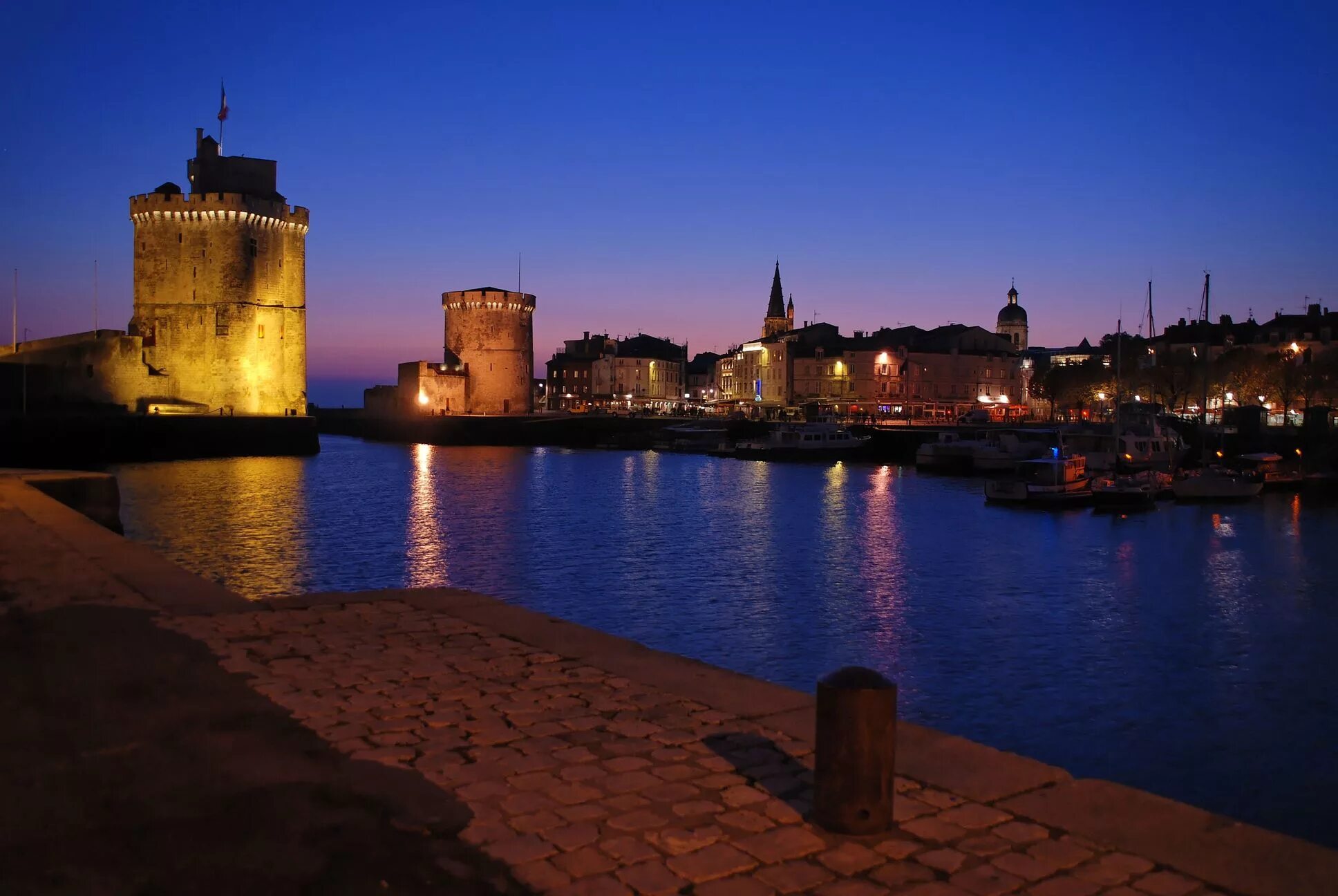 La rochelle. Ля-Рошель Франция. Порт ля Рошель. Ла Рошель город во Франции. Ля-Рошель Франция крепость.