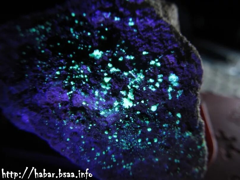 флуоресценция минералов. люминесценция шеелита. торбернит уран. торбернит минерал. торбернит минерал в камне.