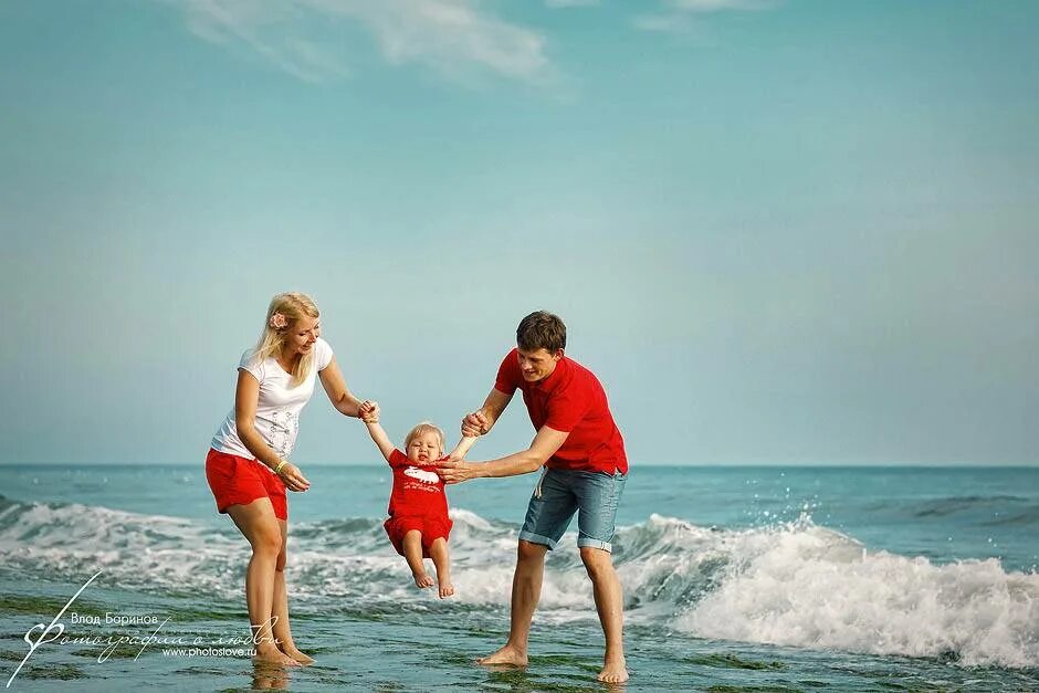 Семейная фотосессия на море. Семья на море. Семейная фотосессия на пляже. Дети на море с родителями.