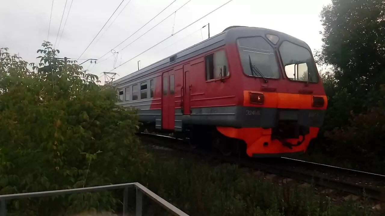 Туту электрички дмитров. Эд4мк 0073. Электропоезд эд4мк 073. Электричка Лианозово Орудьево. Платформа Орудьево.