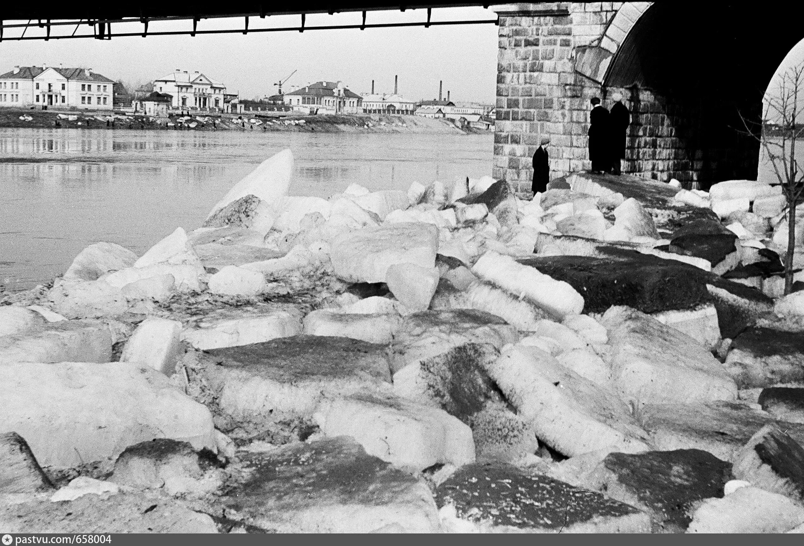 Вода блокады. Литейный мост ледоход. Блакада Ленинграда река Нива. Прорубь в блокадном Ленинграде.