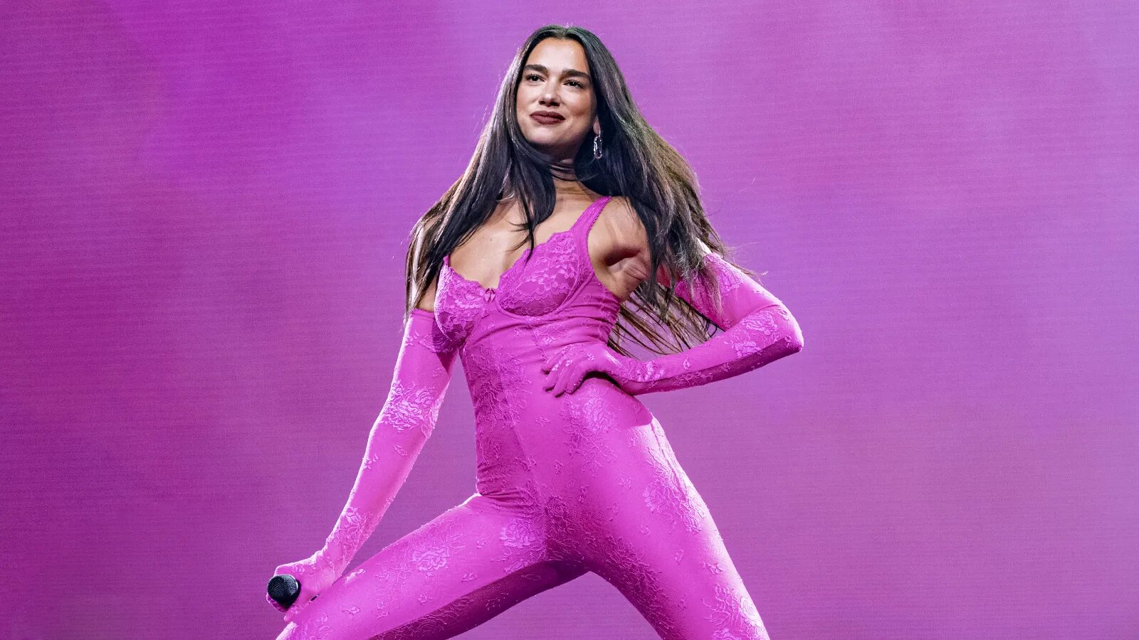 Дуа липа песни 2024. Dua Lipa 2022. Певица Дуа липа. Дуа липа Косово. Дуа липа 2022.