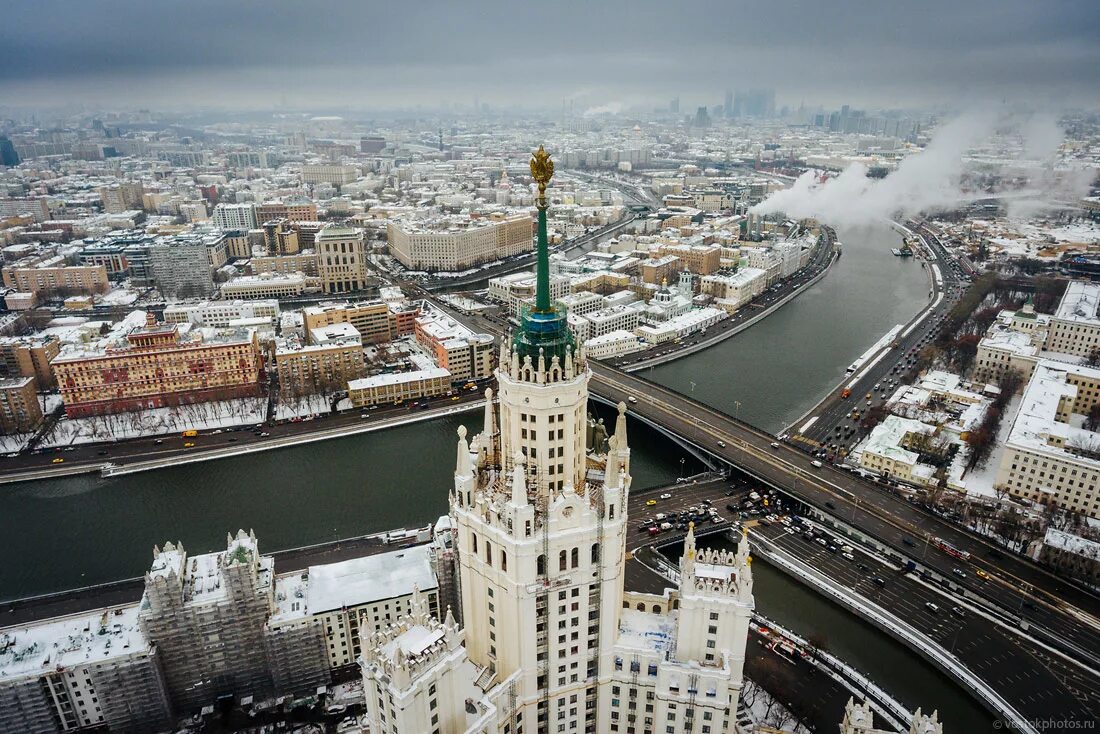 Москва какой огромный город. Высотка на Котельнической набережной. Сталинская высотка в Москве на Котельнической набережной. Вид с высотки на Котельнической набережной. Вид на Котельническую набережную.