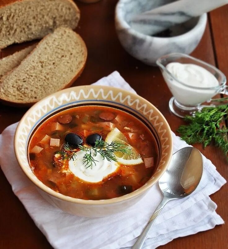 Обед го. Солянка. Русская кухня. Суп солянка. Традиционная русская еда.