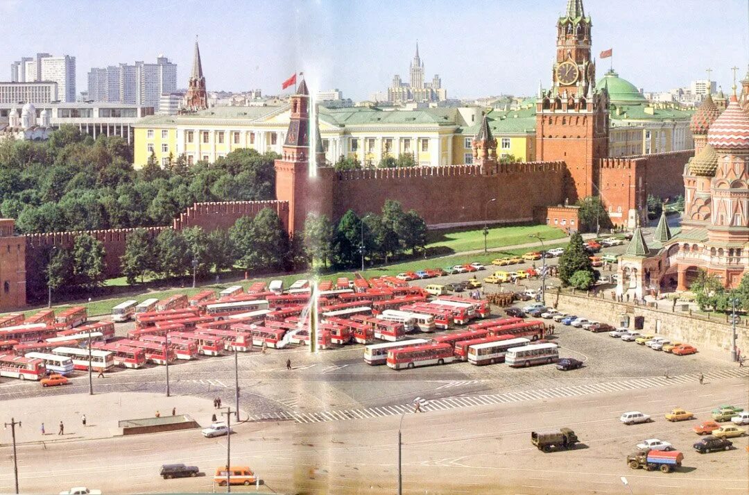 Кремлевская ссср. Москва Васильевский спуск в СССР. Москва Кремль 1980. Москва красная площадь СССР. Площадь Васильевский спуск в Москве.