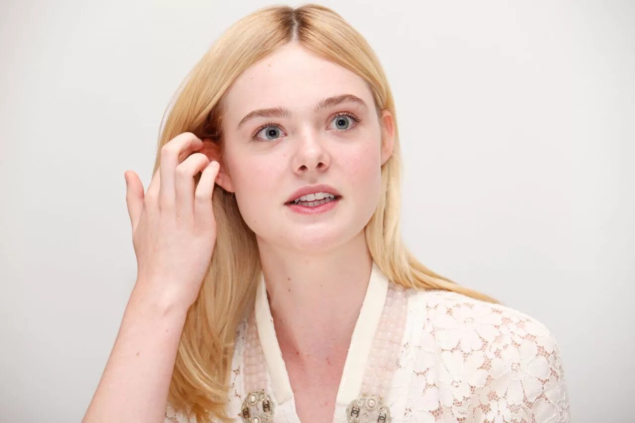 Fanning chi. Fanning chi. Fanning chi. Эль фаннинг зубы. Элле фаннинг актриса.