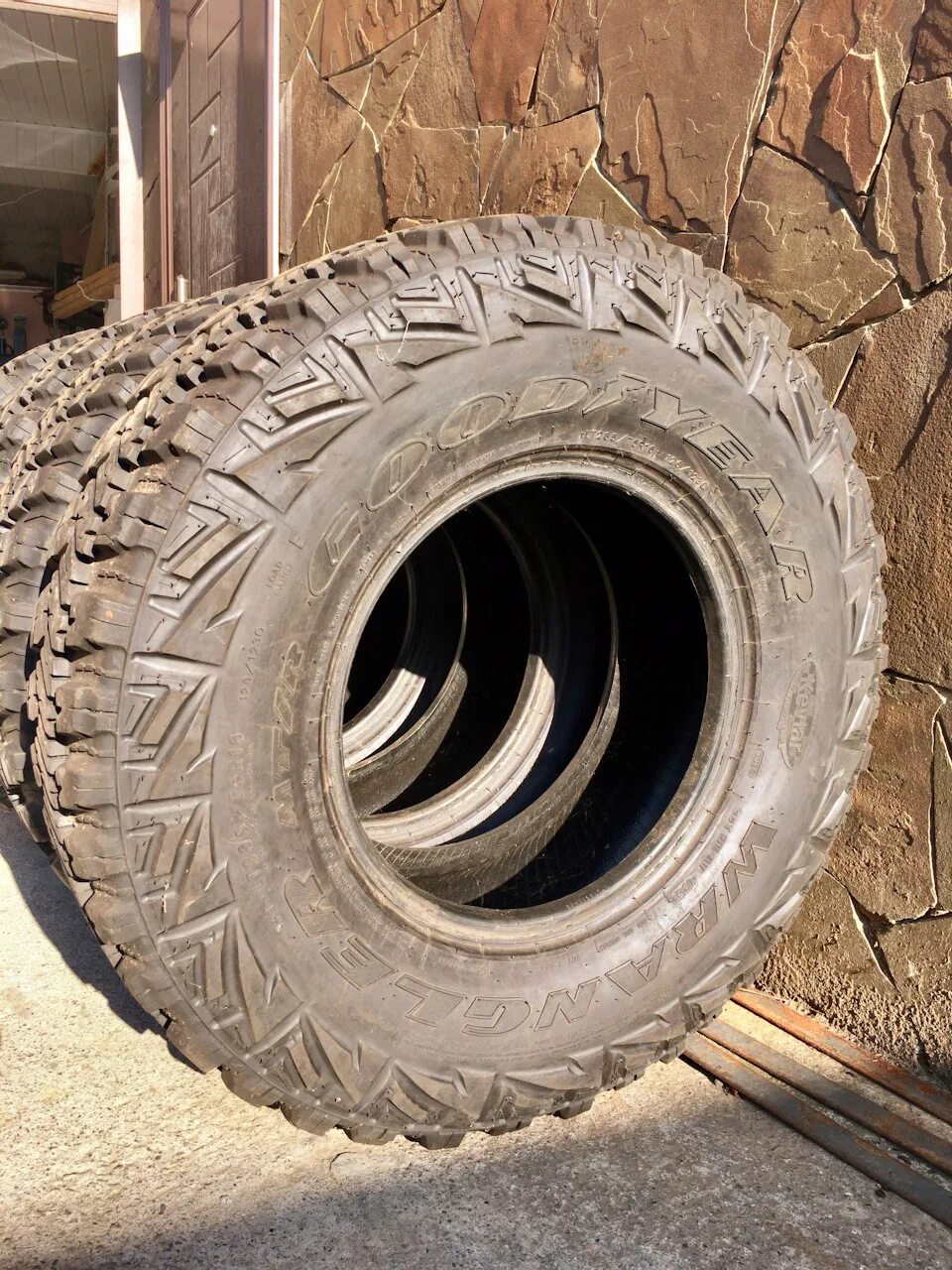Goodyear wrangler mt r with kevlar. Goodyear wrangler mt kevlar. 28575 r16 мт.