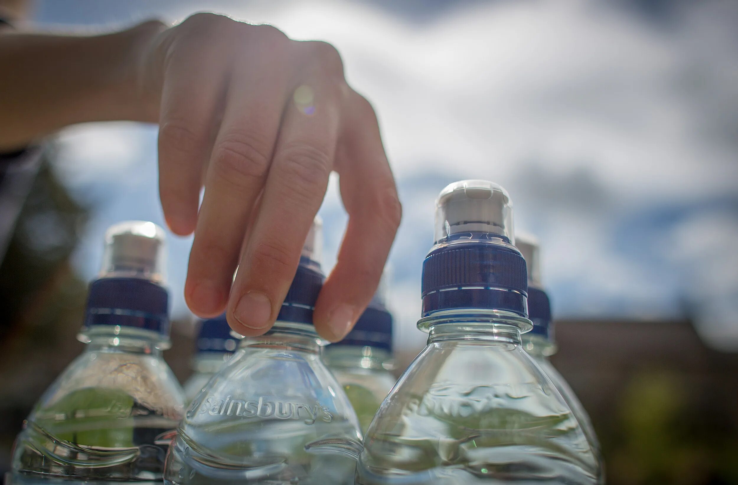 Питьевая вода это продукт экономики или природы. Пластиковая бутылка для воды. Питьевая вода в бутылках. Бутилированная вода в пластиковых бутылках. Питьевые бутылочки для воды.