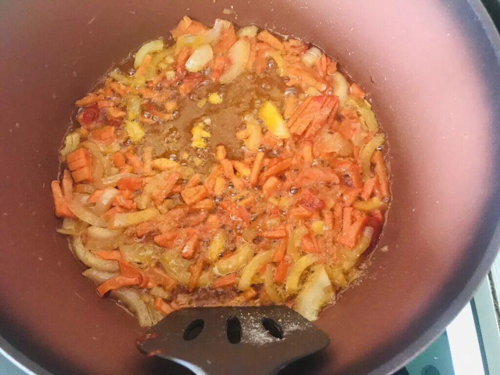 Ленивые голубцы с капустой в духовке с подливкой. Голубцы с подливкой в духовке. Ленивые голубцы с капустой рисом и фаршем в духовке. Ленивые голубцы на сковороде с фаршем. Ленивые голубцы с капустой в томатном соусе.