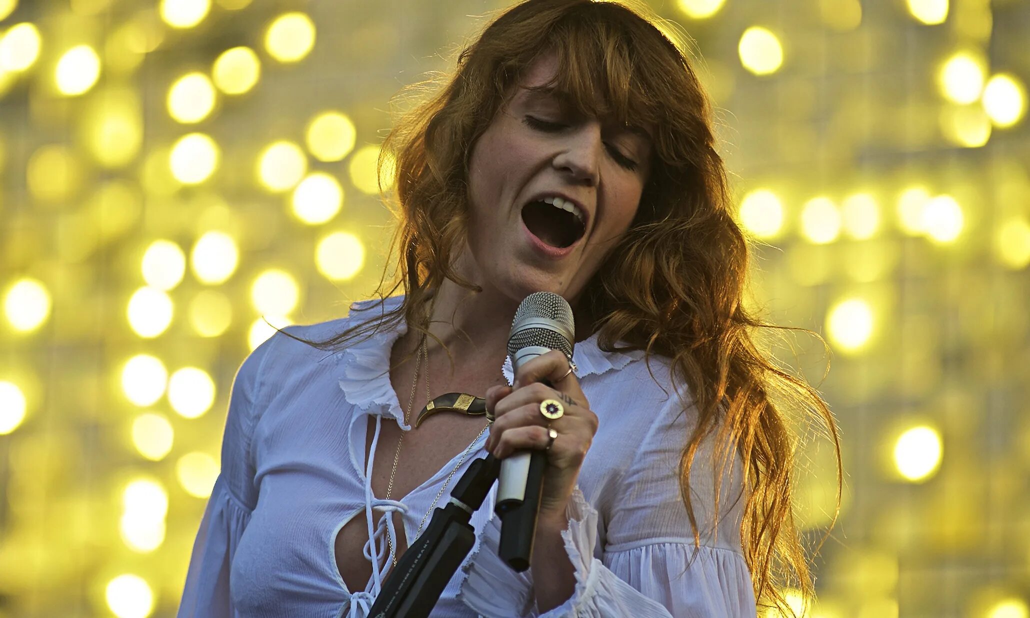 Florence the machine over the. Английская инди певица. florencemachine. florence + the machine wikipedia. обои на рабочий стол florence and the machine.