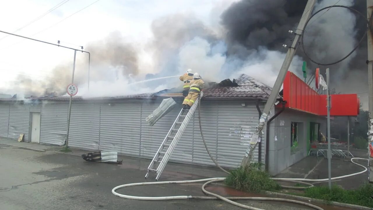 Пожарные в Косулино. Сгорела Пятерочка. Пожар в Пятерочке. Сгорел магазин Пятерочка.