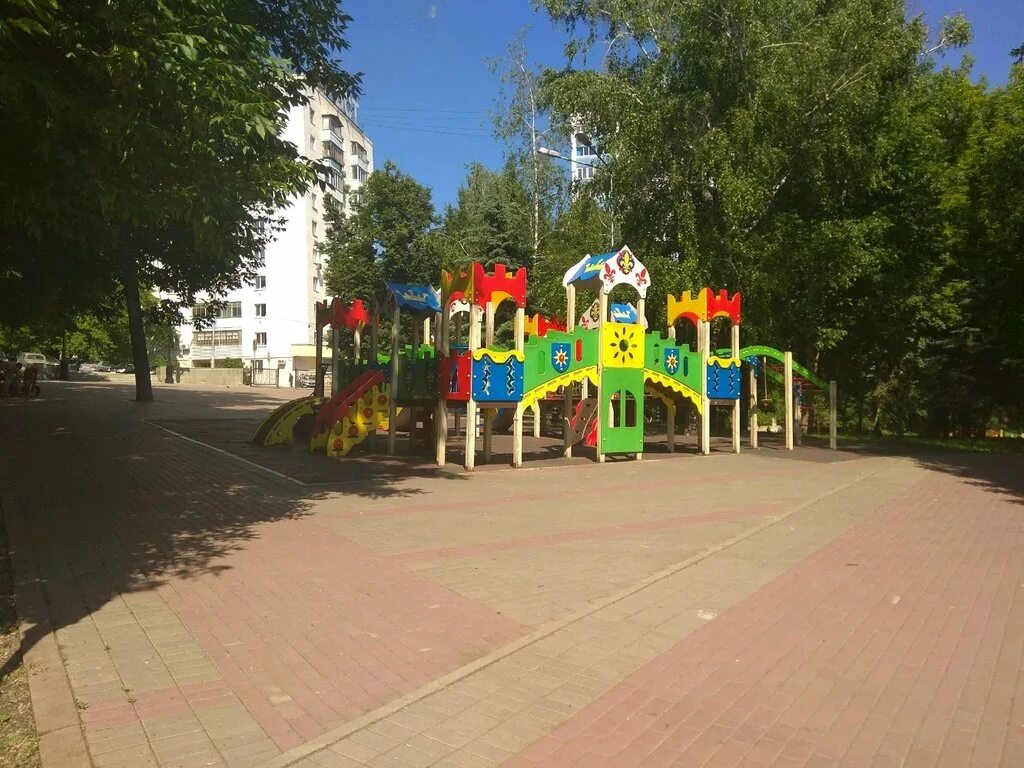 Парк в уфе с площадкой. Детские площадки. Афа детские площадки. Новолэнд уфа детская площадка. Детская площадка г салават юлаева 40.
