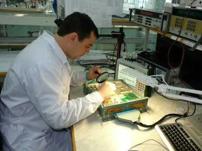 Радиоаппаратостроение специальность. Рэа радиоэлектронная аппаратура. Радиоэлектронная аппаратура. Радиотехник зарплата. Радиомеханик по ремонту радиоэлектронного оборудования самолетов.