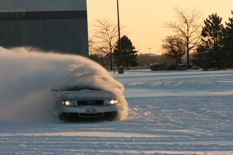 Drifting snow. Ауди а6 с5 зима дрифт. Дрифт Audi quattro. Дрифт зимний Ауди 100 с 4. Ауди 80 б3 дрифт зимой.