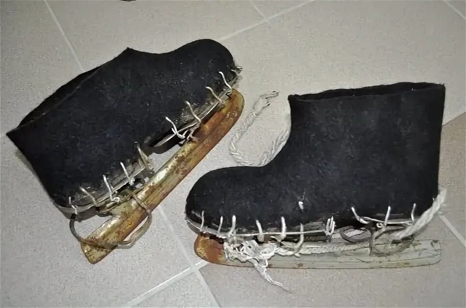 Что можно сделать из старых коньков Holly and Evergreens Decorative Painted Ice Skates