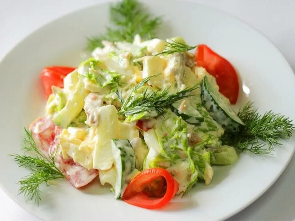 Салат с курицей огурцом яйцом сыром помидором. Салат с курицей помидорами и сыром. Салат с курицей огурцом яйцом сыром помидором. Салат слоеный сверху помидоры. Салат курица помидоры сыр.