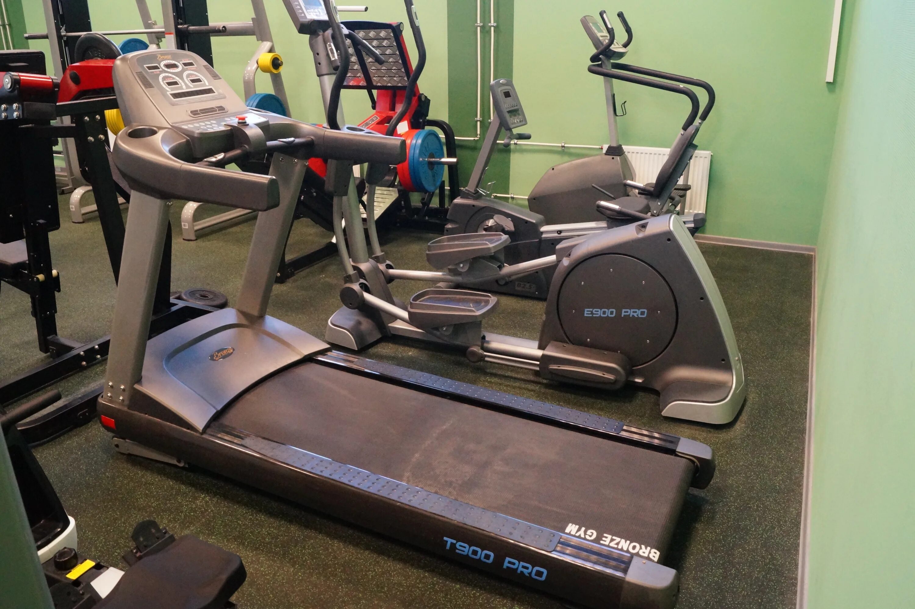 Спортзал метеор томск. Метеор тренажерный зал. Метеор тренажерный зал. Пирамида ижевск тренажерный зал молодежная. Спортзал метеор жуковский.