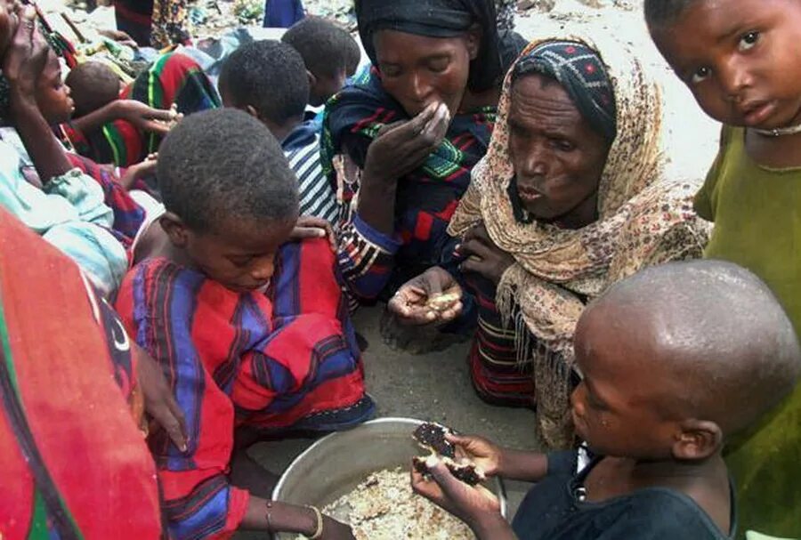 Голодный народ. Голодающыые дети Африке. Голодающие лети в Африке.
