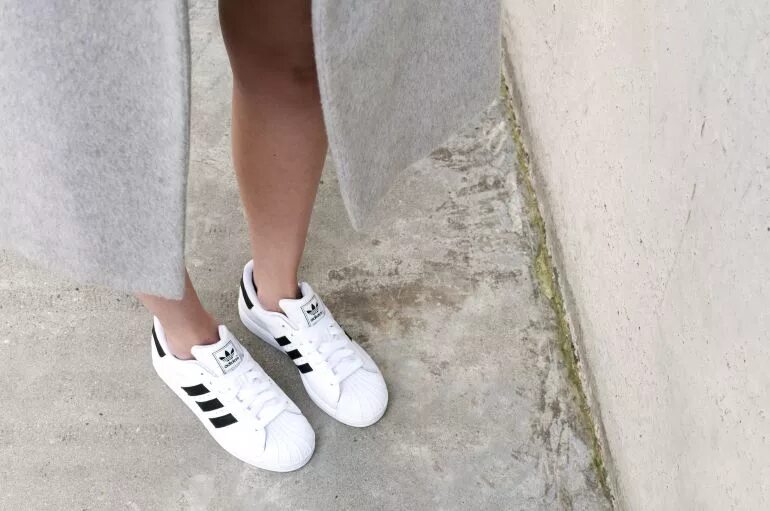 Черные полосы на подошве белых кроссовок. Кеды adidas Superstar Fashion-Style. Кеды суперстар адидас калаб. Adidas Superstar White на ноге. Adidas Superstar женские белые.